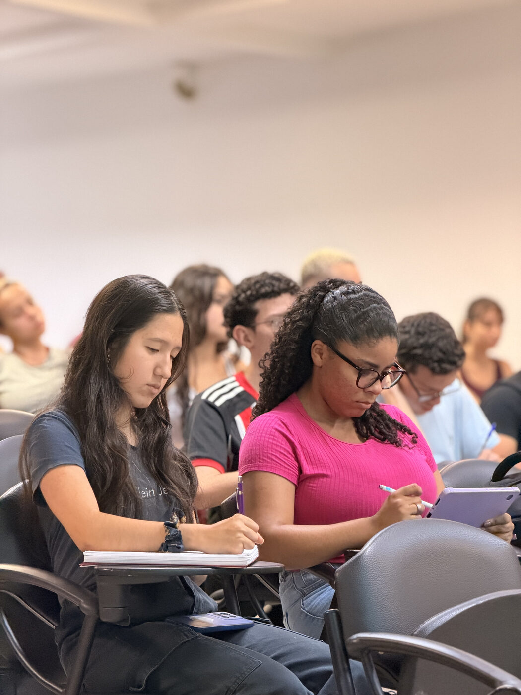 Alunas do CUJA estudando durante a aula