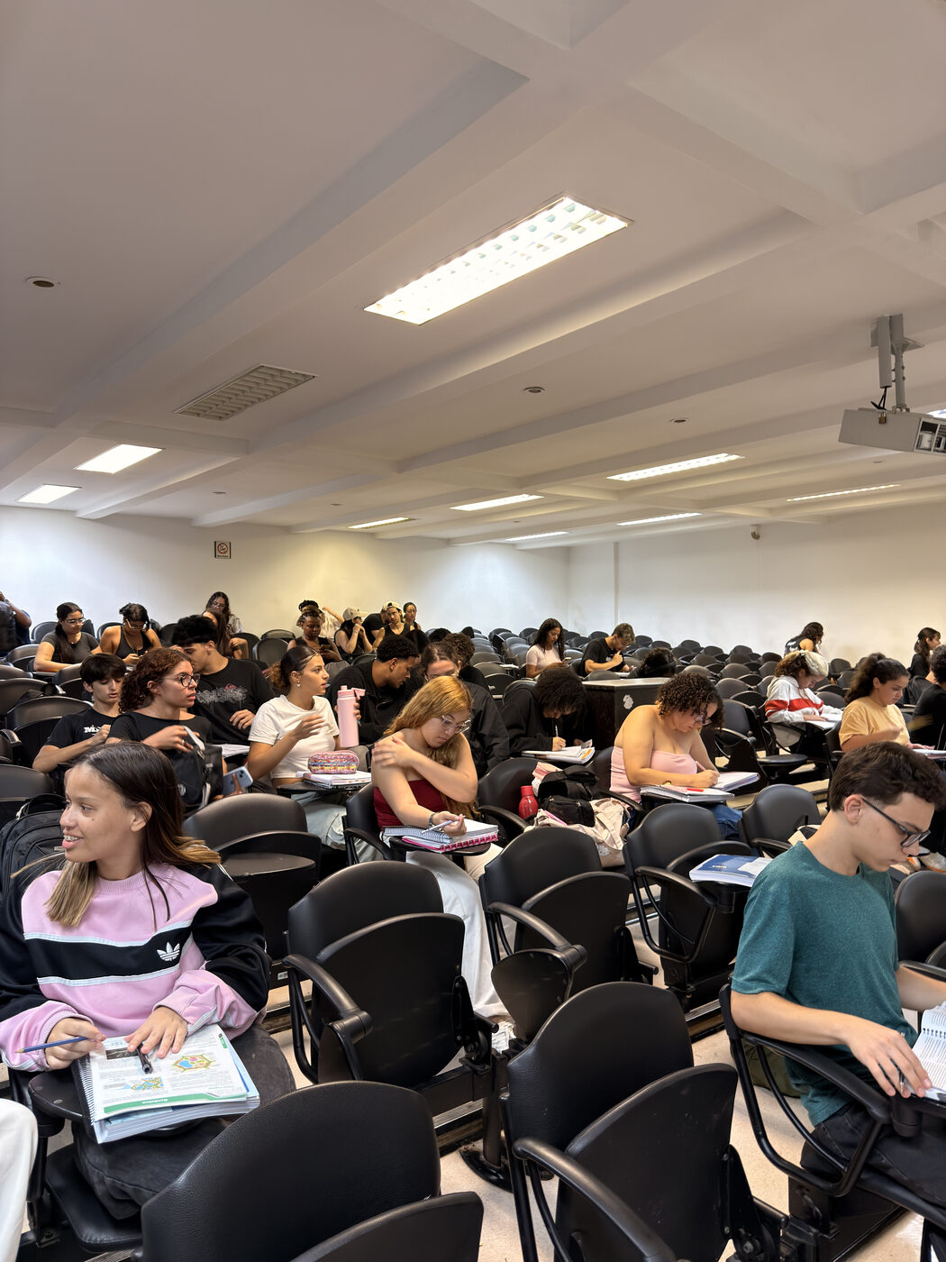 Plantão de dúvidas com sala cheia